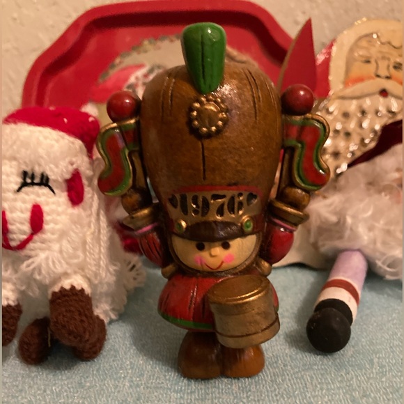 Lot of 9 Vintage Christmas Ornaments plus 1 Mini Metal Santa Tray. - Picture 7 of 16